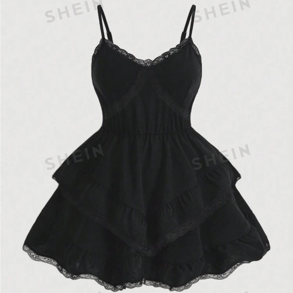 Adorable little black cocktail dress 🖤